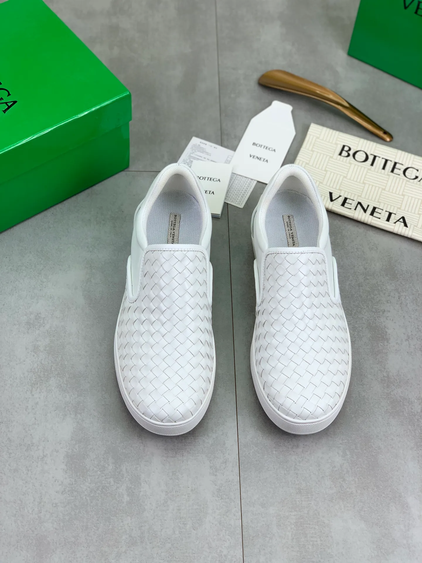 Factory price P720 💰Top quality💎💎💎 BOTTEGA VENETA official website synchronous couple👫The latest top version of the highest version of BV high-top casual shoes in the market, accept material comparison, shoe type comparison, process comparison, practical and textured, versatile, suitable for any occasion, the more you look at it, the more flavorful it becomes. Pure hand-woven craftsmanship - upper material, imported original woven calfskin - high-quality water-dyed cowhide inside - original private model customized outsole -Size: male 39-44 (customized 38 45 46) female 35-39 (customized 34 40 41) Comes with original BV green box, complete packaging.